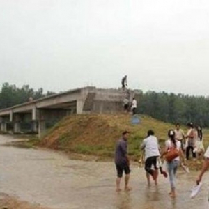 湖北百万巨资建悬空“奇葩大桥” 行人过桥得“爬”