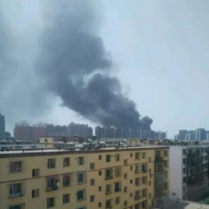 疑似由于庆祝封顶放炮导致的一场火灾 暂无人员伤亡