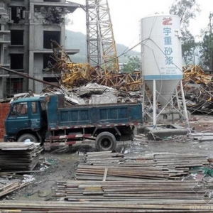 广元一工地塔吊坍塌 操控员100余米高空坠落身亡
