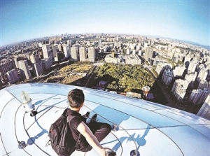 男子爬上望京SOHO顶部晒图 潘石屹:太危险