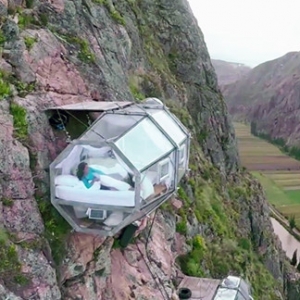 秘鲁在崖壁上悬吊透明胶囊旅馆
