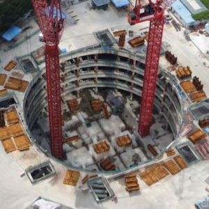 深圳最大超高层建筑群地下室钢结构开吊