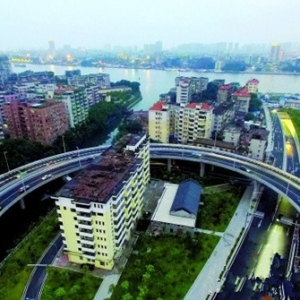 被立交圈围攻的钉子户 整栋楼只有一家人坚守