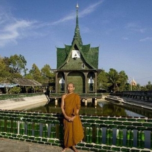 一座用150万个啤酒瓶建造的寺庙