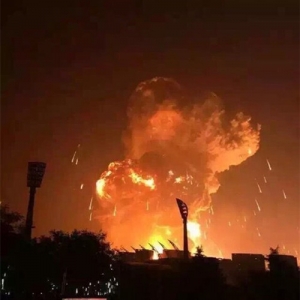 天津一危险品仓库爆炸 2公里外建筑物玻璃破损严重