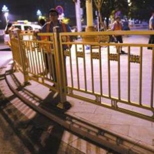 长安街启动最大规模“整容” 人行道换金色护栏
