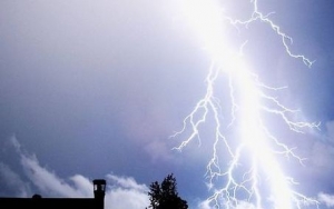 专家提醒:户外避雷雨最好选混凝土建筑