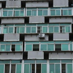 真壮观!沈阳奇葩建筑“阳台大楼” 300扇窗户脸贴脸