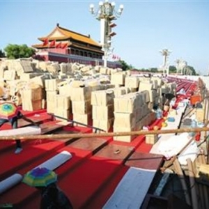 为迎接“9·3阅兵式” 天安门广场开搭阅兵临时观礼台