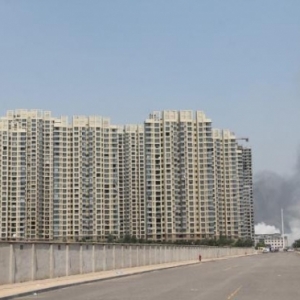 天津滨海新区爆炸致50人死亡 周边建筑受波及