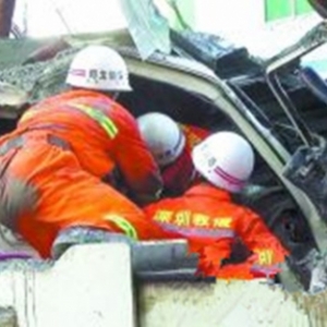 违建施工垮塌 司机被砸身亡