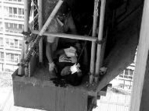 男子工地上施工被2米长钢筋戳进头