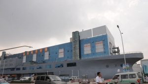 济南一大楼酷似“航母” 高10层如豪华游轮