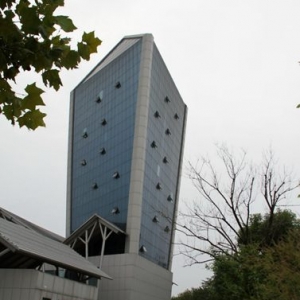 山东一图书馆外形奇特似匕首被称“剑形建筑”遭吐槽