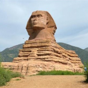 石家庄山寨新玩法:狮身人面像旁盖起金字塔