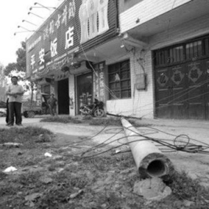 施工队强拆民房时拽倒电线杆砸死男童