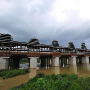 南宁投资数千万建“风雨桥” 木制塔楼彰显桂北风情