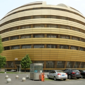 郑州一建筑投资10亿酷似金蛋 被评“中国最丑”
