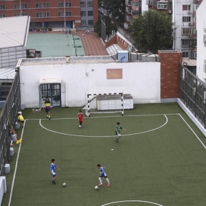 北京一小学现“空中”足球场