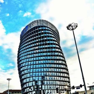 时评:“奇葩建筑”透漏出的腐败元素