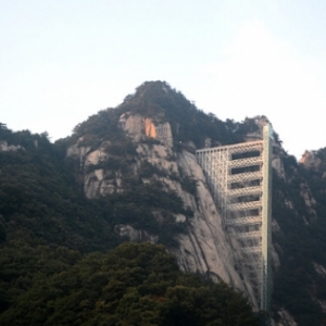 耗资2000万145米高悬崖峭壁建电梯 真应了“高大上”