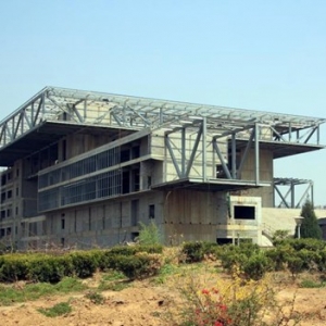郑州地标性建筑“中原之门”烂尾 停工原因成谜