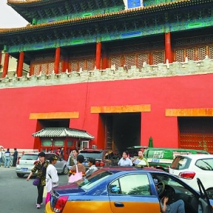 故宫每天停放车辆超过1000辆 尾气威胁古建筑