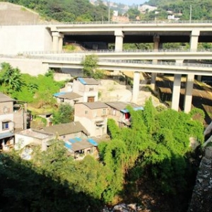 重庆一村落被立交桥包围成“圈中村”