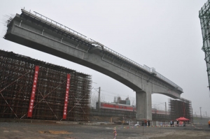 宿淮线跨京沪铁路(56m+56m)T构顺利转体就位