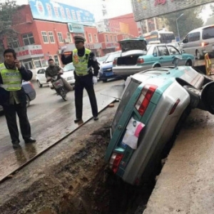 济南:管道施工无警示 四辆轿车开进深沟