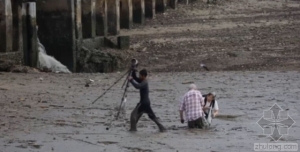 泰国建筑工人趴泥地救人 获赞英雄