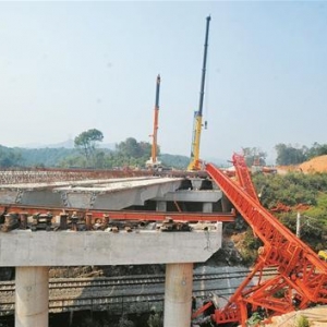 跨铁路架桥施工梁体脱落 致焦柳铁路一度中断