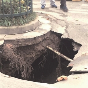 地铁施工处路面塌陷 救护车掉进深坑