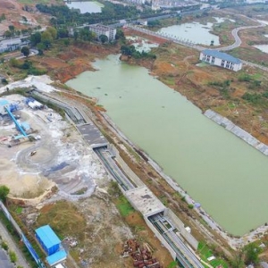 黄金地块闲置5年竟成菜地 建筑基坑变泳池