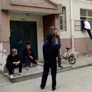 开发商和建筑商“掐架” 业主被锁门外