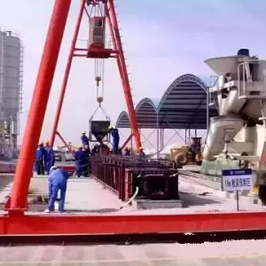 ⼰
