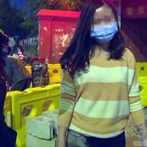 工地施工未放警示标志女子掉进3米深混凝土坑
