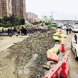快速路通车5天就遭重挖 施工方称施工步骤