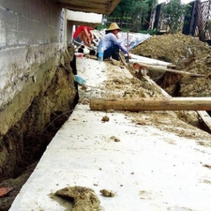 南宁一小区附近地面因路面施工挖管槽塌陷