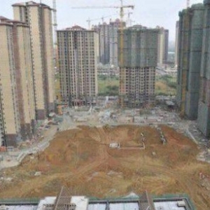 成都一在建楼盘停车场垮塌 从平层垮到负一楼