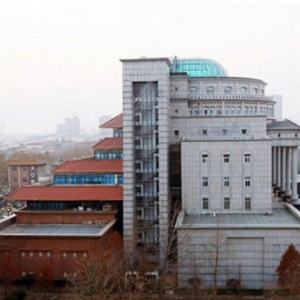 郑州一大学现奇葩建筑:一半是美国国会 一半是天安门
