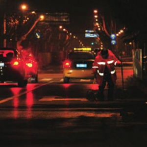 南京施工工程车深夜轧死路边保洁员