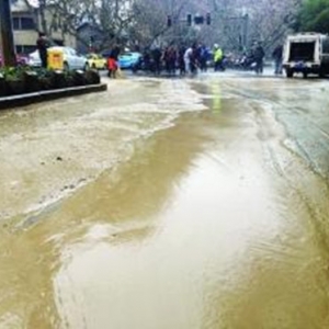 南京路面冒泥浆 地铁施工方:路面不会塌