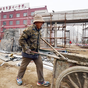 北京一工地“红警”时不停 工人:装修没扬尘