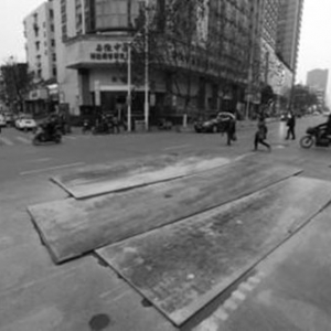 长江路路面突然沉陷这次跟地铁施工有关