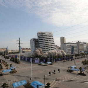 湖北荆州地标建筑被爆破 将再建新地标