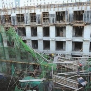 北京西城一居民楼脚手架坍塌 多车尽毁无人伤亡