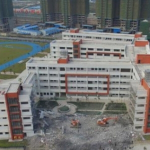 广西一教学楼刚建好即被拆 开发商称因质量问题拆除重建