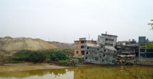 福州一村庄现“楼歪歪” 村民归咎于渣土山