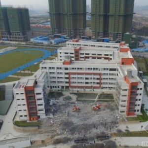 广西一教学楼刚建好被拆 开发商称因质量问题拆除重建